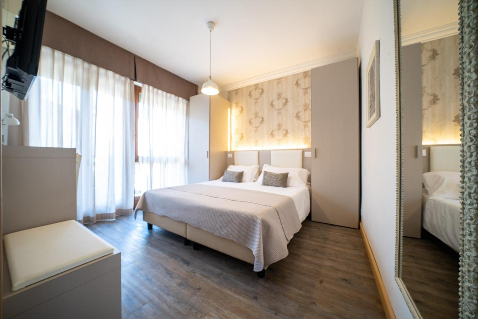 B City Hotel Bardolino Buitenkant foto