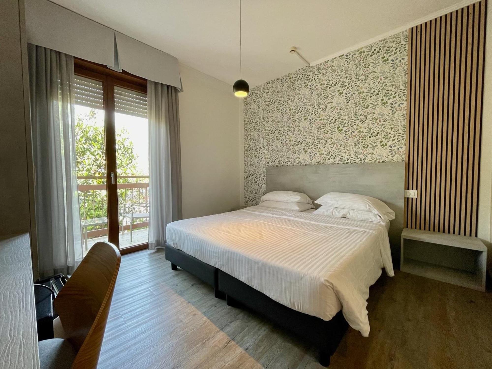 B City Hotel Bardolino Buitenkant foto